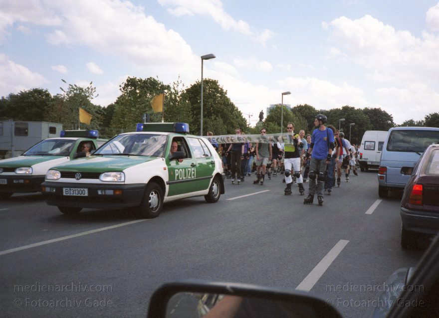 Berlin. Skater im Inline Skates. Rollschuhe. Rollerblades
Juni 2006. Berlin. Mitte. Tiergarten. Skater im Regierungsviertel. Inline Skates. Rollschuhe. Rollerblades
Schlüsselwörter: Berlin;Deutschland;Germany;Inline-Skates;Rollerblades;Rollschuhe;Skater;2002;Tiergarten