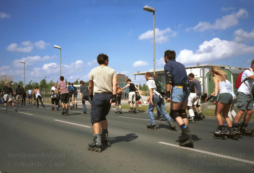 Berlin. Skater im Inline Skates. Rollschuhe. Rollerblades
Juni 2006. Berlin. Mitte. Tiergarten. Skater im Regierungsviertel. Inline Skates. Rollschuhe. Rollerblades. Bundestag
Schlüsselwörter: Berlin;Bundestag;Deutschland;Germany;Inline-Skates;Rollerblades;Rollschuhe;Skater;2002;Tiergarten