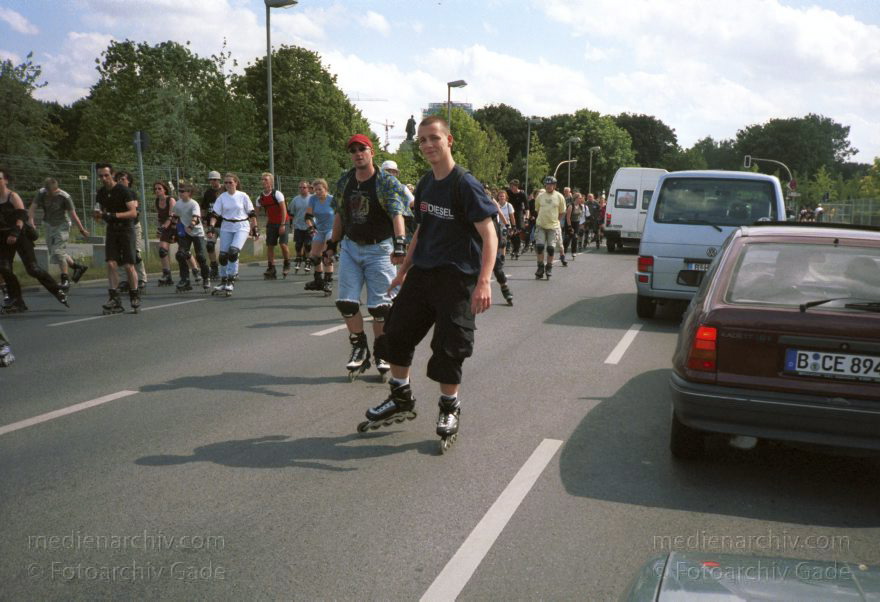 Berlin. Skater im Inline Skates. Rollschuhe. Rollerblades
Juni 2006. Berlin. Mitte. Tiergarten. Skater im Regierungsviertel. Inline Skates. Rollschuhe. Rollerblades
Schlüsselwörter: Berlin;Deutschland;Germany;Inline-Skates;Rollerblades;Rollschuhe;Skater;2002;Tiergarten