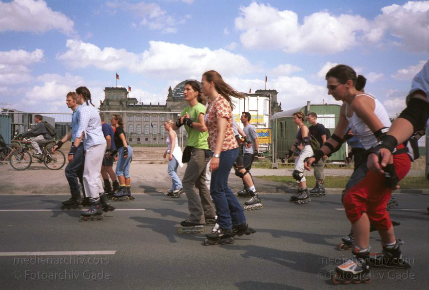 Berlin. Skater im Inline Skates. Rollschuhe. Rollerblades
Juni 2006. Berlin. Mitte. Tiergarten. Skater im Regierungsviertel. Inline Skates. Rollschuhe. Rollerblades. Reichstag
Schlüsselwörter: Berlin;Deutschland;Germany;Inline-Skates;Reichstag;Rollerblades;Rollschuhe;Skater;2002;Tiergarten