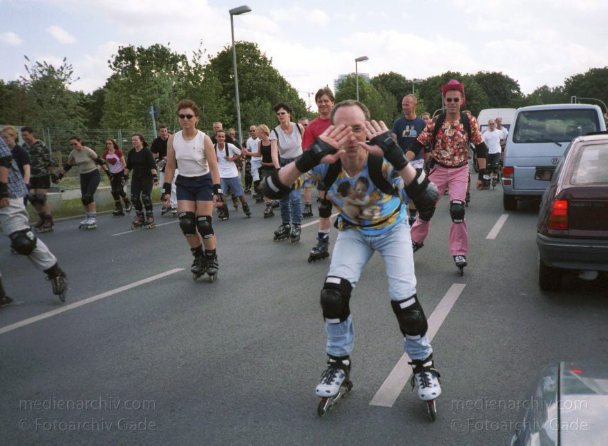 Berlin. Skater im Inline Skates. Rollschuhe. Rollerblades
Juni 2006. Berlin. Mitte. Tiergarten. Skater im Regierungsviertel. Inline Skates. Rollschuhe. Rollerblades
Schlüsselwörter: Berlin;Deutschland;Germany;Inline-Skates;Rollerblades;Rollschuhe;Skater;2002;Tiergarten