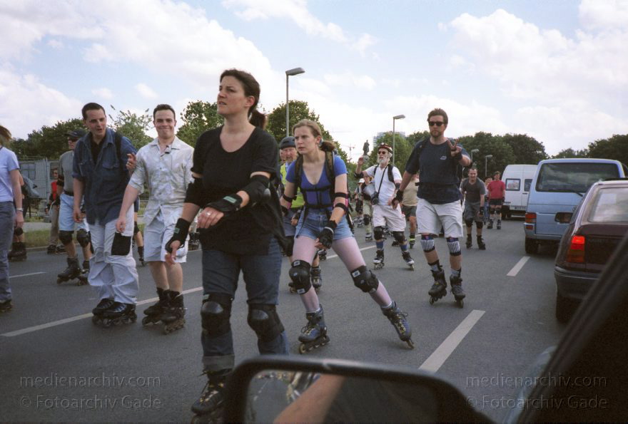 Berlin. Skater im Inline Skates. Rollschuhe. Rollerblades
Juni 2006. Berlin. Mitte. Tiergarten. Skater im Regierungsviertel. Inline Skates. Rollschuhe. Rollerblades
Schlüsselwörter: Berlin;Deutschland;Germany;Inline-Skates;Rollerblades;Rollschuhe;Skater;2002;Tiergarten