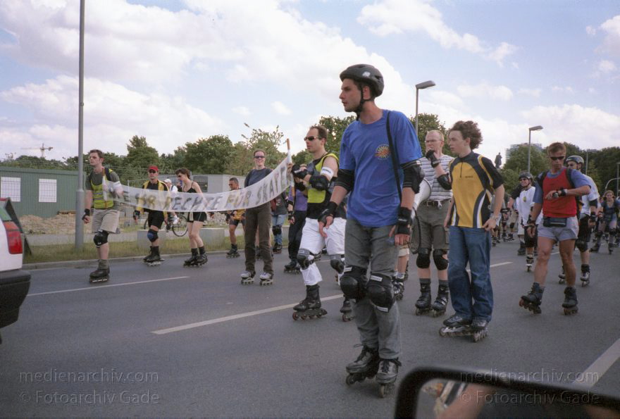 Berlin. Skater im Inline Skates. Rollschuhe. Rollerblades
Juni 2006. Berlin. Mitte. Tiergarten. Skater im Regierungsviertel. Inline Skates. Rollschuhe. Rollerblades
Schlüsselwörter: Berlin;Deutschland;Germany;Inline-Skates;Rollerblades;Rollschuhe;Skater;2002;Tiergarten
