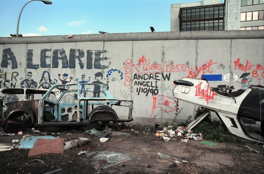 Berlin. Friedrichshain. East-Side-Gallery
Oktober 1990. Berlin. Friedrichshain. Mühlenstraße. Gelände hinter der East-Side-Galery.
Schlüsselwörter: Berlin;Berliner Mauer;Deutschland;East-Side-Galery;Friedrichshain;Germany;1990;Mauer