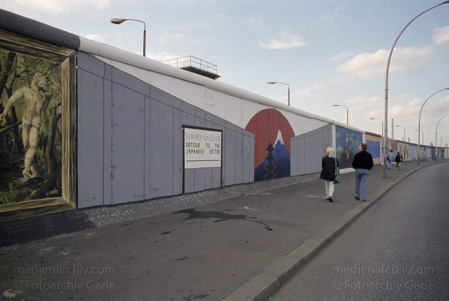Berlin. Friedrichshain. East-Side-Gallery
Oktober 1995. Berlin. Friedrichshain. East-Side-Gallery
Schlüsselwörter: Berlin;Berlin Wall;Berliner Mauer;Deutschland;East-Side-Gallery;Friedrichshain;Gemälde;Germany;Kunst;1995;Mühlenstraße