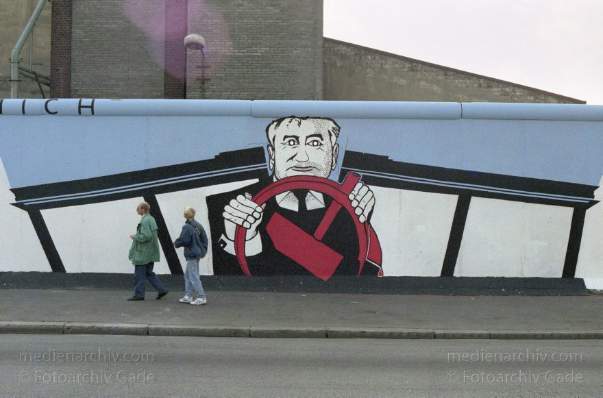 Berlin. Friedrichshain. East-Side-Gallery
Oktober 1995. Berlin. Friedrichshain. East-Side-Gallery. Gorbatschow mit Hammer und Sichel als Lenkrad. Gemälde von Georg Lutz
Schlüsselwörter: Berlin;Berlin Wall;Berliner Mauer;Deutschland;East-Side-Gallery;Friedrichshain;Gemälde;Germany;Kunst;1995;Lutz, Georg