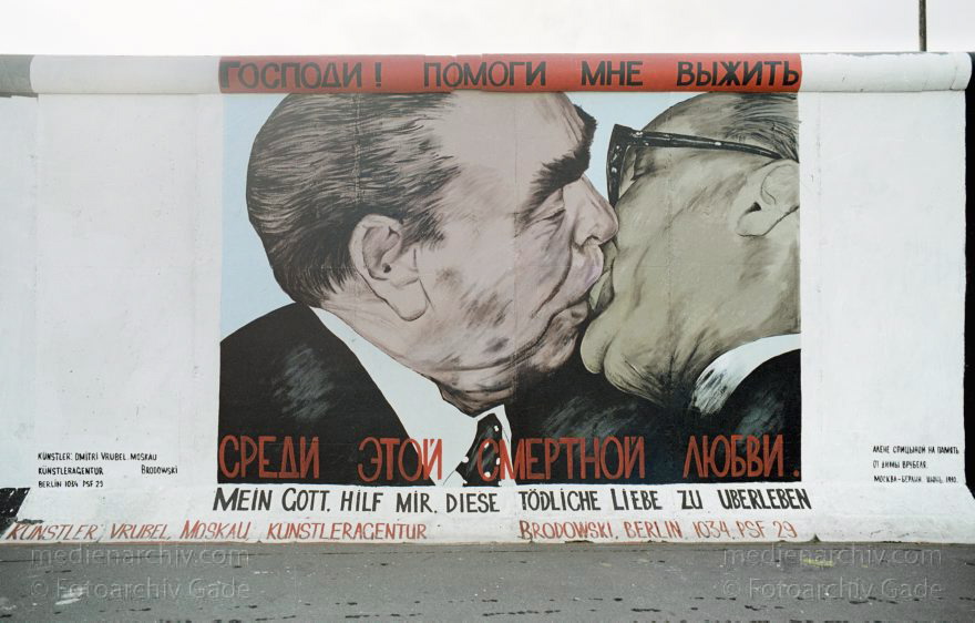 Berlin. Friedrichshain. East-Side-Gallery
Oktober 1995. Berlin. Friedrichshain. East-Side-Gallery. Der Bruderkuss von Erich honecker und Gorbatschow von Dmitri Vrubel.
Schlüsselwörter: Berlin;Berlin Wall;Berliner Mauer;Bruderkuss;Deutschland;East-Side-Gallery;Friedrichshain;Gemälde;Germany;Kunst;1995;Vrubel, Dmitri