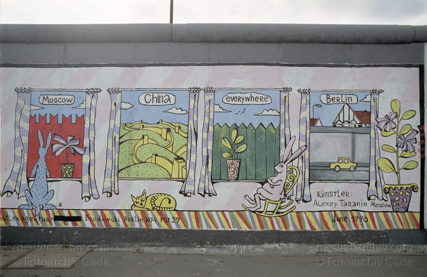 Berlin. Friedrichshain. East-Side-Gallery
Oktober 1995. Berlin. Friedrichshain. East-Side-Gallery. Gemälde von Alexey Taranin
Schlüsselwörter: Berlin;Berlin Wall;Berliner Mauer;Deutschland;East-Side-Gallery;Friedrichshain;Gemälde;Germany;Kunst;1995;Taranin, Alexey