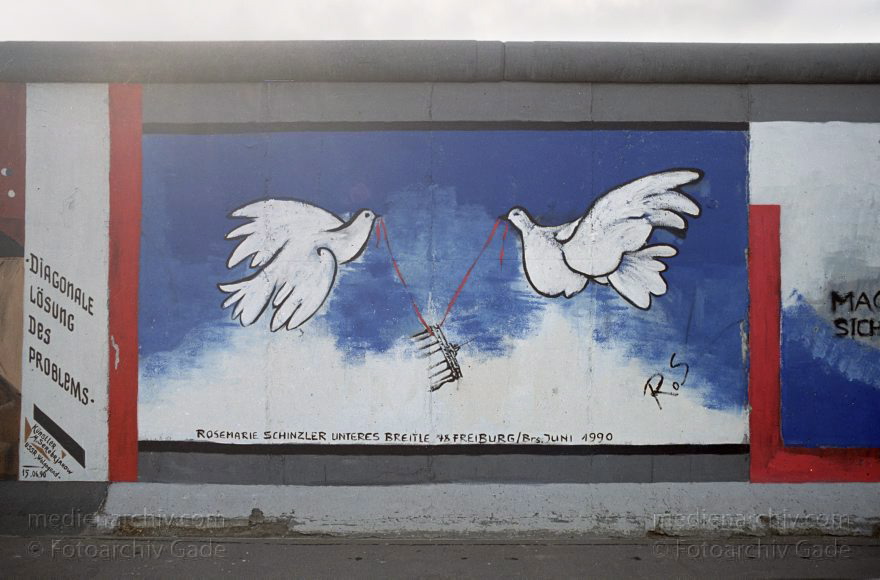 Berlin. Friedrichshain. East-Side-Gallery
Oktober 1995. Berlin. Friedrichshain. East-Side-Gallery. Gemälde von Rosemarie Schinzler
Schlüsselwörter: Berlin;Berlin Wall;Berliner Mauer;Deutschland;East-Side-Gallery;Friedrichshain;Gemälde;Germany;Kunst;1995;Schinzler, Rosemarie