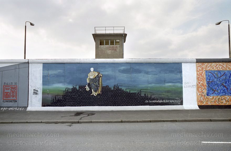 Berlin. Friedrichshain. East-Side-Gallery
Oktober 1995. Berlin. Friedrichshain. East-Side-Gallery. Gemälde von Karsten Wenzel. 'die beständigkeit der ignoranz' Dahinter ist ein Wachturm der ehemaligen DDR zu sehen.
Schlüsselwörter: Berlin;Berlin Wall;Berliner Mauer;Deutschland;East-Side-Gallery;Friedrichshain;Gemälde;Germany;Kunst;Wachturm;1995;Wenzel, Karsten