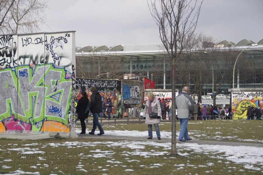 Berlin. Friedrichshain. Rückseite der East-Side-Gallery
31. 3. 2013. Berlin. Friedrichshain. Rückseite der eigentlichen East-Side-Gallery. Diese Mauerseite wurde auch bemalt
Schlüsselwörter: Berlin;Deutschland;East-Side-Gallery;Friedrichshain;2013;Germany
