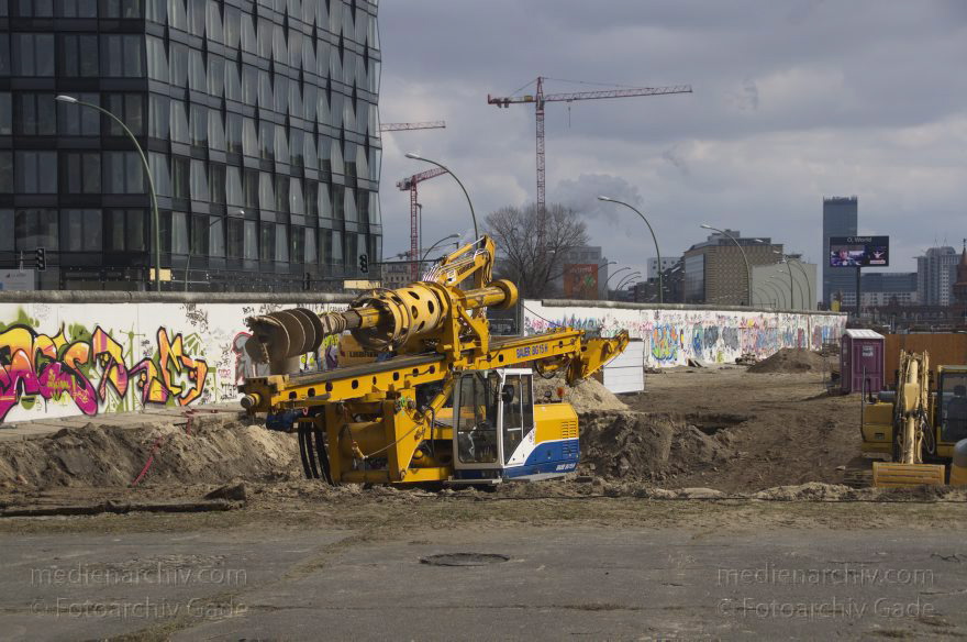 Berlin. Friedrichshain. Rückseite der East-Side-Gallery
31. 3. 2013. Berlin. Friedrichshain. Rückseite der eigentlichen East-Side-Gallery. Diese Mauerseite wurde auch bemalt
Schlüsselwörter: Berlin;Deutschland;East-Side-Gallery;Friedrichshain;2013;Germany