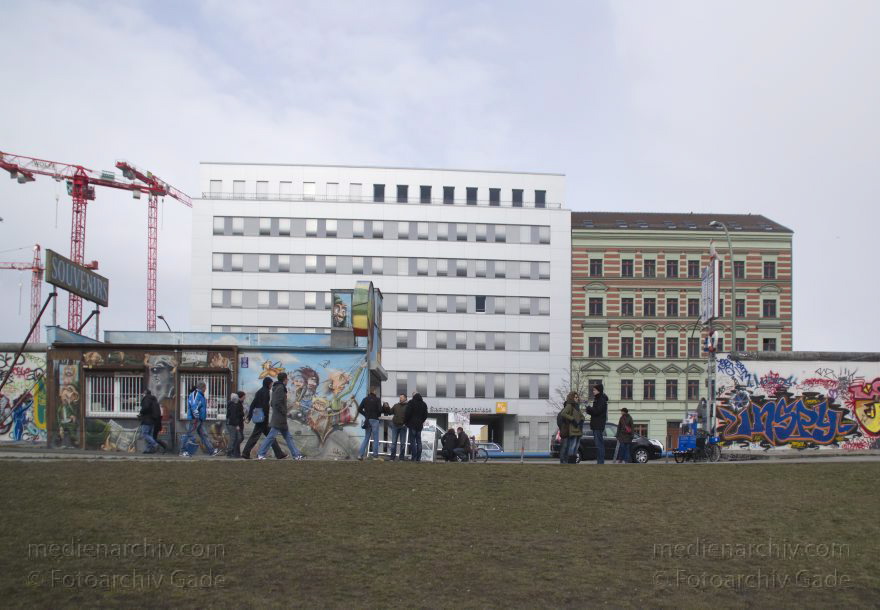 Berlin. Friedrichshain. Rückseite der East-Side-Gallery
31. 3. 2013. Berlin. Friedrichshain. Rückseite der eigentlichen East-Side-Gallery. Diese Mauerseite wurde auch bemalt
Schlüsselwörter: Berlin;Deutschland;East-Side-Gallery;Friedrichshain;2013;Germany