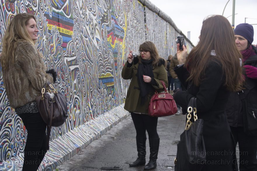 Berlin. Friedrichshain. East-Side-Gallery
31. 3. 2013. Berlin. Friedrichshain. East-Side-Gallery. Junge Frauen vor einem Gemälde
Schlüsselwörter: Berlin;Berlin Wall;Berliner Mauer;Deutschland;East-Side-Gallery;Friedrichshain;Gemälde;Germany;Kunst;Malerei;2013;Mühlenstraße