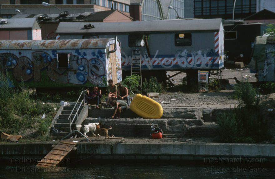 Berlin. Friedrichshain. Rollheimersiedlung.
Februar 1994. Berlin. Friedrichshain. Rollheimersiedlung.
Schlüsselwörter: Berlin;Deutschland;Friedrichshain;Germany;1994;Rollheimersiedlung