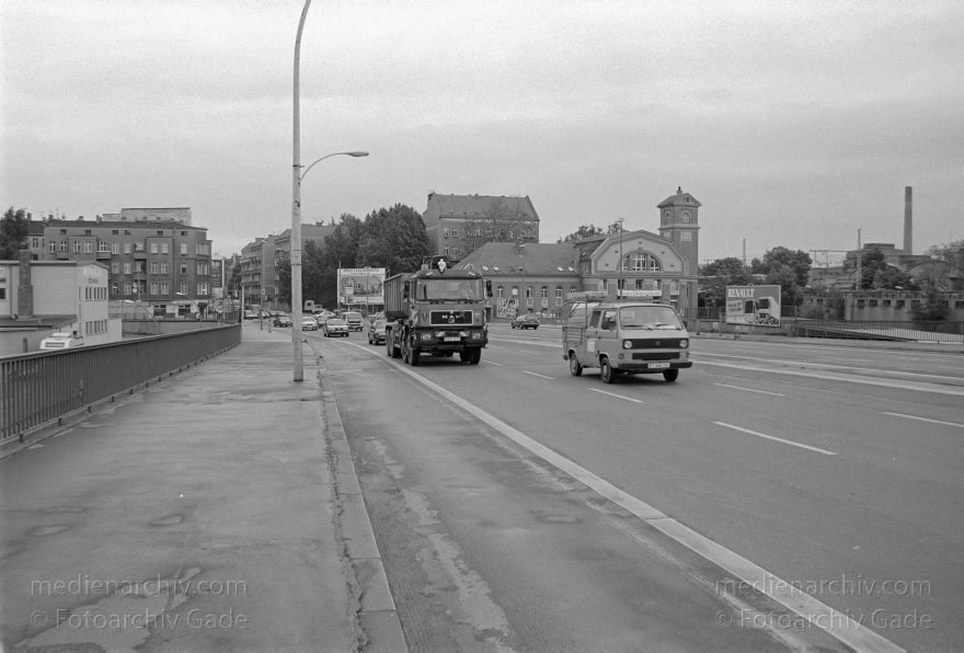Berlin. Friedrichshains. Treptow.
17. 09. 1996. Berlin. Friedrichshain. Treptow. Elsenbrücke. Autos. Straße
Schlüsselwörter: Berlin;Deutschland;Elsenbrücke;Friedrichshain;Germany;1996;Treptow