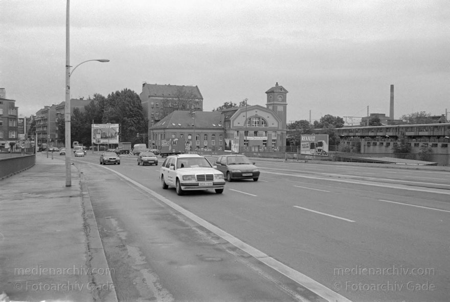 Berlin. Friedrichshains. Treptow.
17. 09. 1996. Berlin. Friedrichshain. Treptow. Elsenbrücke. Autos. Straße
Schlüsselwörter: Berlin;Deutschland;Elsenbrücke;Friedrichshain;Germany;1996;Treptow