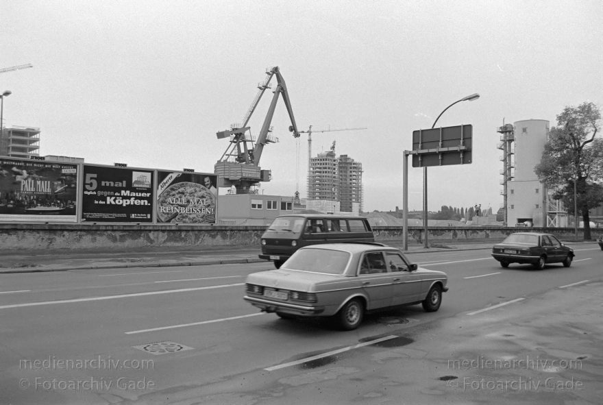 Berlin. Friedrichshains. Treptow.
17. 09. 1996. Berlin. Friedrichshain. Treptow. Elsenbrücke. Autos. Straße
Schlüsselwörter: Berlin;Deutschland;Elsenbrücke;Friedrichshain;Germany;Osthafen;1996;Treptow