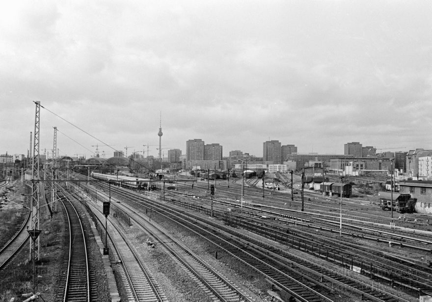 Berlin. Friedrichshan. Blick von der Warschauer Brücke auf die Gleise
1995. Berlin. Friedrichshan. Blick von der Warschauer Brücke auf die Gleise. Eisenbahn. Zugverkehr. S-Bahn.
Schlüsselwörter: Berlin;Deutschland;Friedrichshain;Germany;1995;Warschauer Brücke