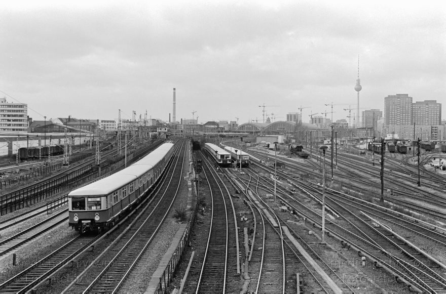 Berlin. Friedrichshan. Blick von der Warschauer Brücke auf die Gleise
1995. Berlin. Friedrichshan. Blick von der Warschauer Brücke auf die Gleise. Eisenbahn. Zugverkehr. S-Bahn.
Schlüsselwörter: Berlin;Deutschland;Friedrichshain;Germany;1995;Warschauer Brücke