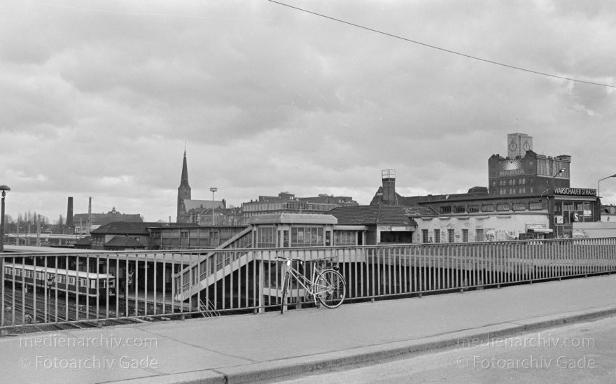 Berlin. Friedrichshan. Blick von der Warschauer Brücke auf die Gleise
1995. Berlin. Friedrichshan. Blick von der Warschauer Brücke auf die Gleise. Eisenbahn. Zugverkehr. S-Bahn. Im Hintergrund: Narva Gelände. ehemalige Lampenproduktion der DDR.
Schlüsselwörter: Berlin;Deutschland;Friedrichshain;Germany;Narva;1995;Warschauer Brücke