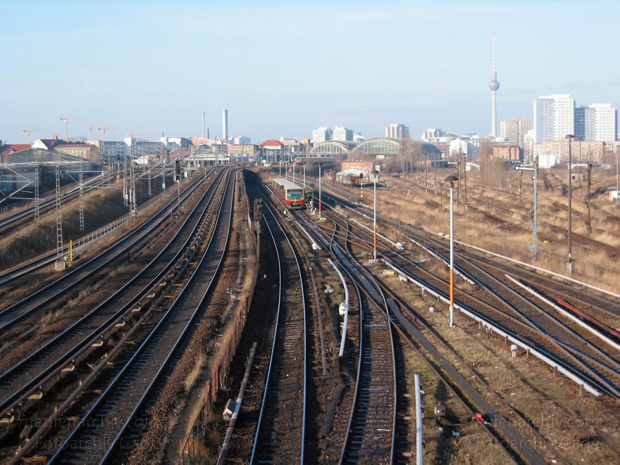 Berlin. Friedrichshain. Gleise
Januar 2003. Berlin. Friedrichshain. Blick von der Warschauer Brücke auf die Gleise.
Schlüsselwörter: Bahnverkehr;Berlin;Deutschland;Friedrichshain;Germany;2003;Gleis