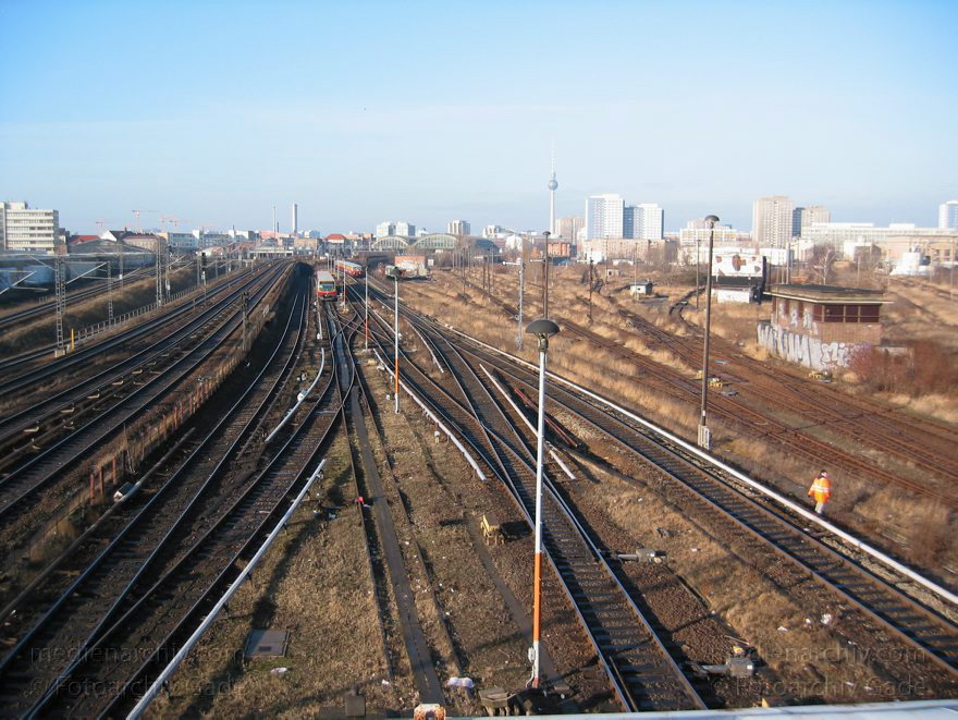 Berlin. Friedrichshain. Gleise
Januar 2003. Berlin. Friedrichshain. Blick von der Warschauer Brücke auf die Gleise.
Schlüsselwörter: Bahnverkehr;Berlin;Deutschland;Friedrichshain;Germany;2003;Gleis
