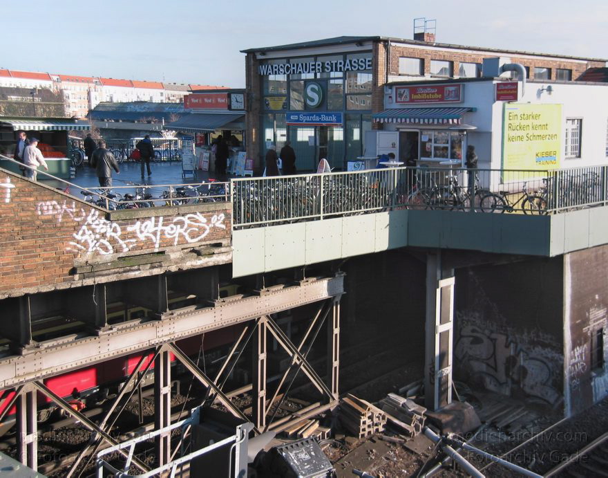 Berlin. Friedrichshain. S-Bahnhof Warschauerstraße
Januar 2003. Berlin. Friedrichshain. Blick von der Warschauer Brücke auf die Gleise. S-Bahnhof Warschauer Straße
Schlüsselwörter: 2003;2014;Bahnhof;Bahnverkehr;Berlin;Deutschland;Friedrichshain;Germany;Gleis;S-Bahn;S-Bahnhof;Warschauer Straße