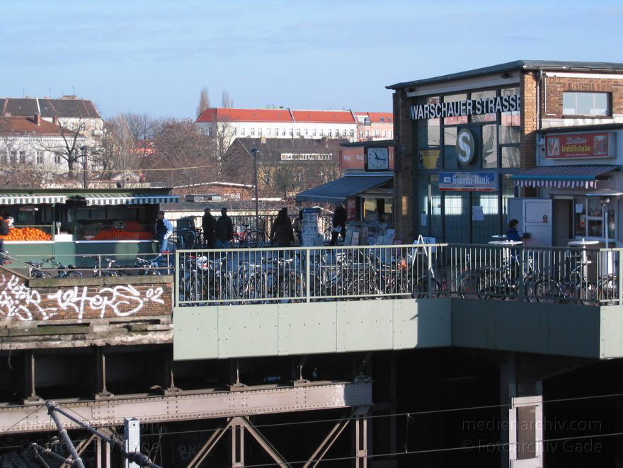 Berlin. Friedrichshain. S-Bahnhof Warschauerstraße
Januar 2003. Berlin. Friedrichshain. Blick von der Warschauer Brücke auf die Gleise. S-Bahnhof Warschauer Straße
Schlüsselwörter: Bahnhof;Bahnverkehr;Berlin;Deutschland;Friedrichshain;Germany;Gleis;S-Bahn;S-Bahnhof;2003;Warschauer Straße