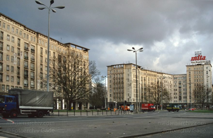 Berlin. Friedrichshain. Frankfurter Tor. Karl-Marx-Allee
1994. Berlin. Friedrichshain. Frankfurter Tor. Karl-Marx-Allee
Schlüsselwörter: Berlin;Deutschland;Frankfurter Tor;Friedrichshain;Germany;1994;Karl-Marx-Allee