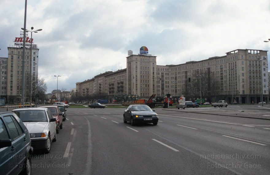 Berlin. Friedrichshain. Frankfurter Tor. Karl-Marx-Allee
1994. Berlin. Friedrichshain. Frankfurter Tor. Karl-Marx-Allee
Schlüsselwörter: Berlin;Deutschland;Frankfurter Tor;Friedrichshain;Germany;1994;Karl-Marx-Allee