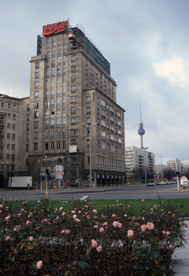 Berlin. Friedrichshain. Frankfurter Tor. Karl-Marx-Allee
1994. Berlin. Friedrichshain. Frankfurter Tor. Karl-Marx-Allee
Schlüsselwörter: Berlin;Deutschland;Frankfurter Tor;Friedrichshain;Germany;1994;Karl-Marx-Allee