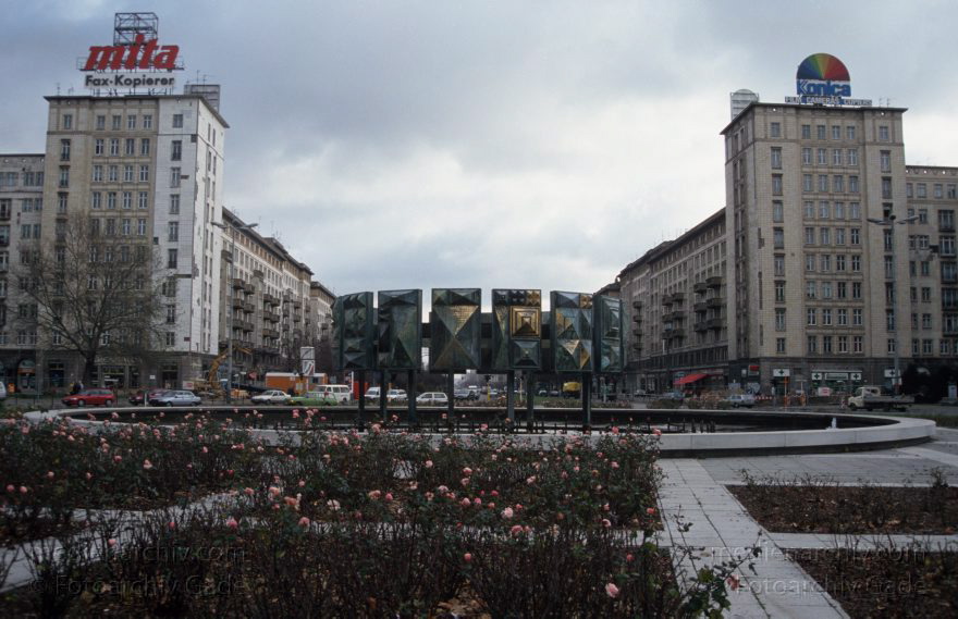 Berlin. Friedrichshain. Frankfurter Tor. Karl-Marx-Allee
1994. Berlin. Friedrichshain. Frankfurter Tor. Karl-Marx-Allee
Schlüsselwörter: Berlin;Deutschland;Frankfurter Tor;Friedrichshain;Germany;1994;Karl-Marx-Allee