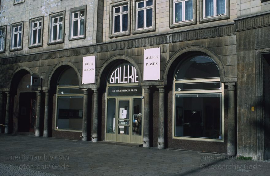 Berlin. Friedrichshain. Karl-Marx-Allee.
Februar 1994. Berlin. Friedrichshain. Karl-Marx-Allee.
Schlüsselwörter: Berlin;Deutschland;Friedrichshain;Germany;1994;Karl-Marx-Allee