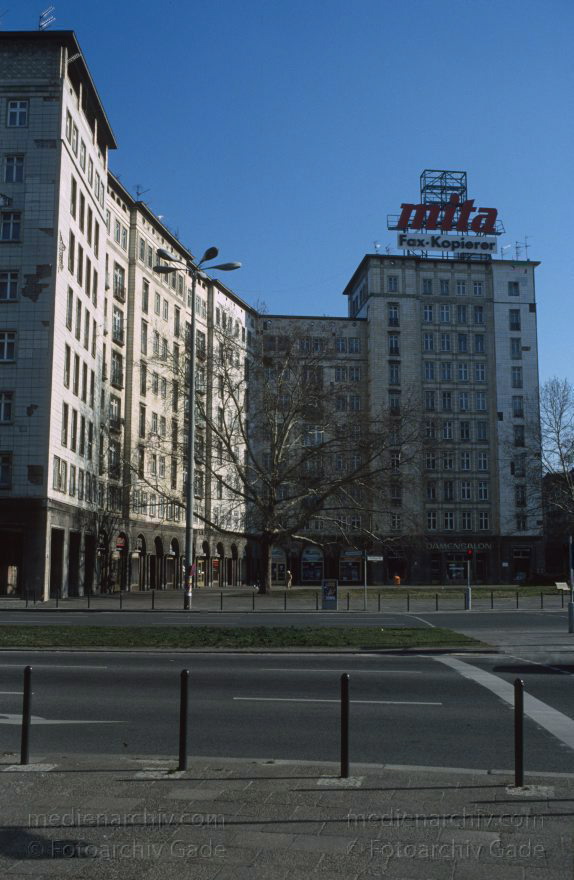 Berlin. Friedrichshain. Karl-Marx-Allee.
Februar 1994. Berlin. Friedrichshain. Karl-Marx-Allee.
Schlüsselwörter: Berlin;Deutschland;Friedrichshain;Germany;1994;Karl-Marx-Allee