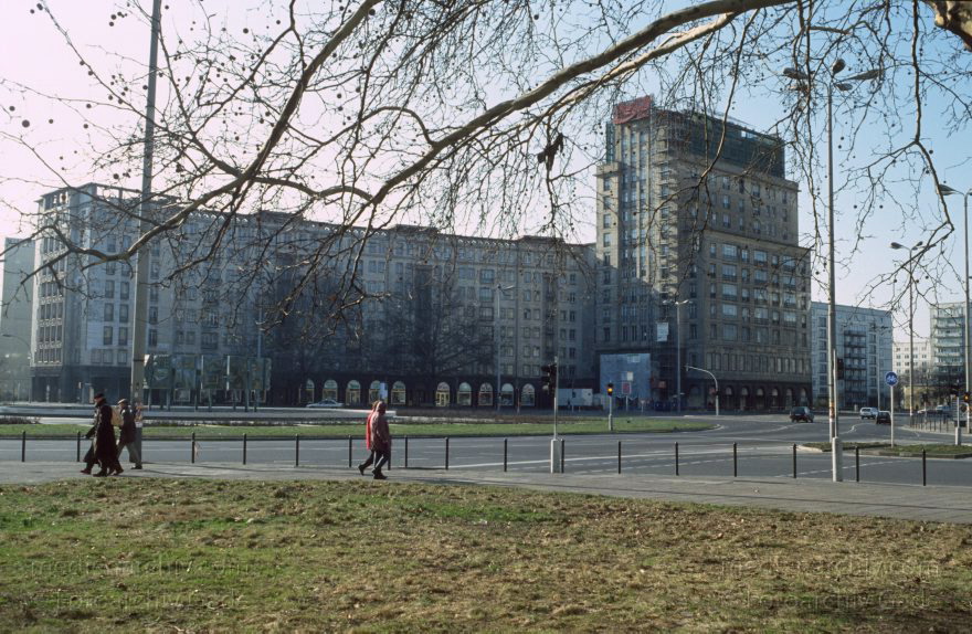 Berlin. Friedrichshain. Karl-Marx-Allee.
Februar 1994. Berlin. Friedrichshain. Karl-Marx-Allee.
Schlüsselwörter: Berlin;Deutschland;Friedrichshain;Germany;1994;Karl-Marx-Allee