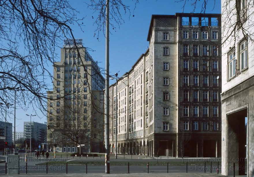 Berlin. Friedrichshain. Karl-Marx-Allee.
Februar 1994. Berlin. Friedrichshain. Karl-Marx-Allee.
Schlüsselwörter: Berlin;Deutschland;Friedrichshain;Germany;1994;Karl-Marx-Allee