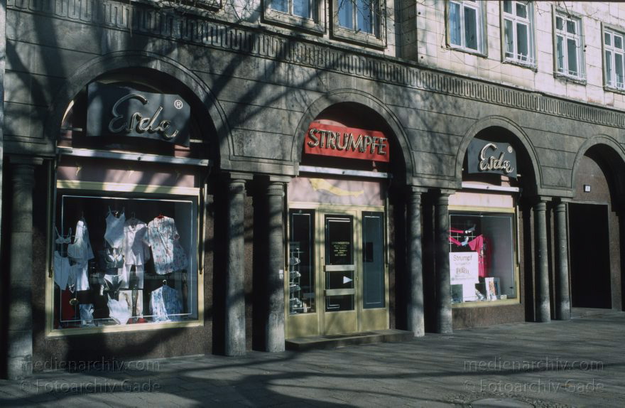 Berlin. Friedrichshain. Karl-Marx-Allee.
Februar 1994. Berlin. Friedrichshain. Karl-Marx-Allee.
Schlüsselwörter: Berlin;Deutschland;Friedrichshain;Germany;1994;Karl-Marx-Allee
