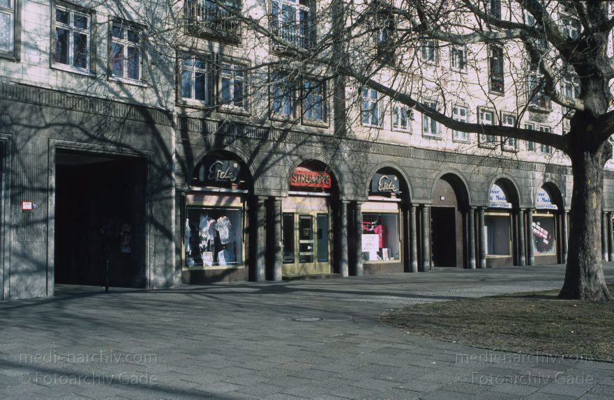 Berlin. Friedrichshain. Karl-Marx-Allee.
Februar 1994. Berlin. Friedrichshain. Karl-Marx-Allee.
Schlüsselwörter: Berlin;Deutschland;Friedrichshain;Germany;1994;Karl-Marx-Allee