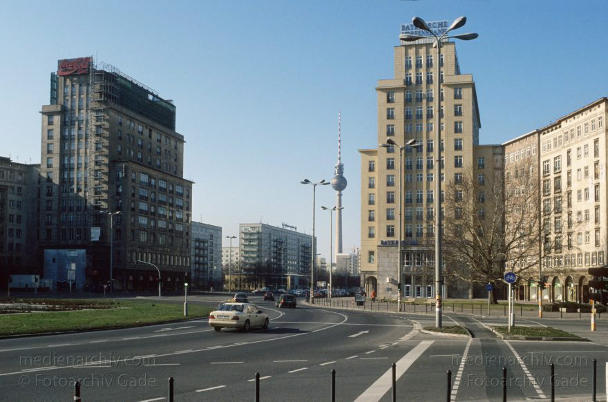 Berlin. Friedrichshain. Karl-Marx-Allee.
Februar 1994. Berlin. Friedrichshain. Karl-Marx-Allee.
Schlüsselwörter: Berlin;Deutschland;Friedrichshain;Germany;1994;Karl-Marx-Allee