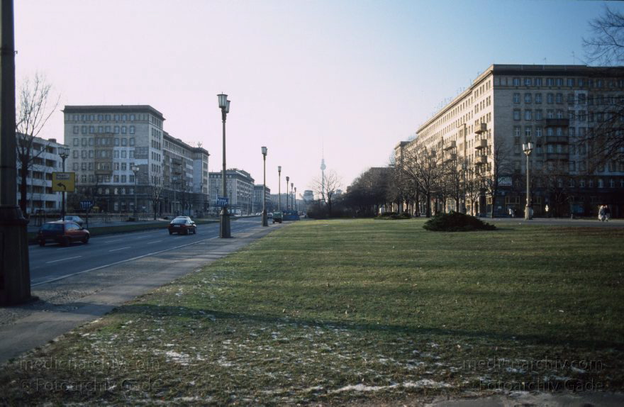 Berlin. Friedrichshain. Karl-Marx-Allee.
Februar 1994. Berlin. Friedrichshain. Karl-Marx-Allee.
Schlüsselwörter: Berlin;Deutschland;Friedrichshain;Germany;1994;Karl-Marx-Allee