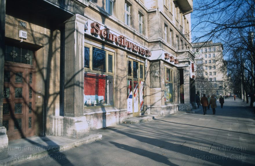 Berlin. Friedrichshain. Karl-Marx-Allee.
Februar 1994. Berlin. Friedrichshain. Karl-Marx-Allee.
Schlüsselwörter: Berlin;Deutschland;Friedrichshain;Germany;1994;Karl-Marx-Allee
