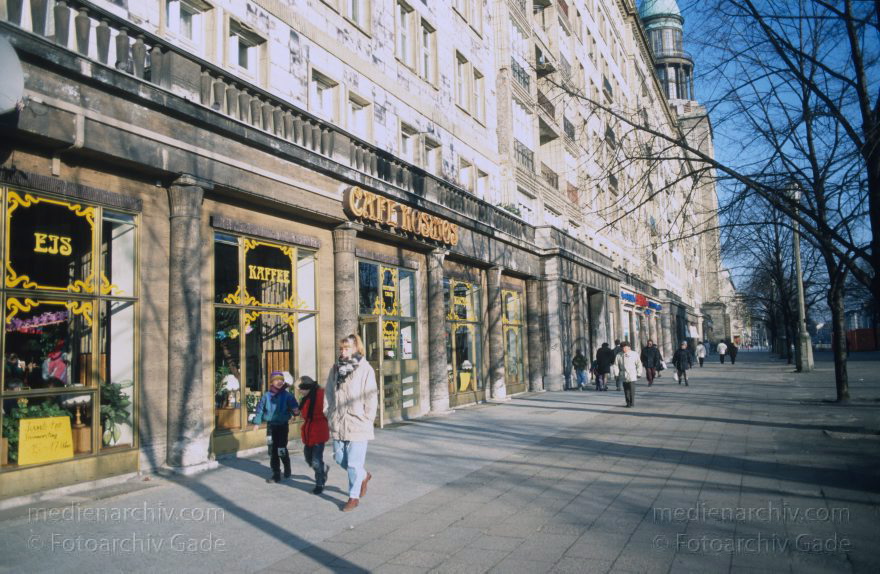 Berlin. Friedrichshain. Karl-Marx-Allee.
Februar 1994. Berlin. Friedrichshain. Karl-Marx-Allee.
Schlüsselwörter: Berlin;Deutschland;Friedrichshain;Germany;1994;Karl-Marx-Allee