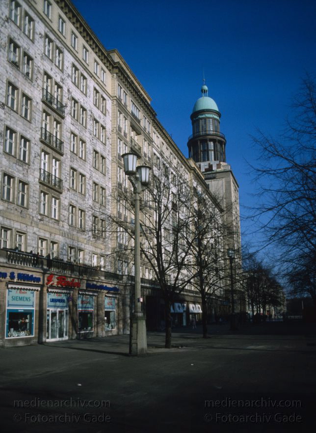 Berlin. Friedrichshain. Karl-Marx-Allee.
Februar 1994. Berlin. Friedrichshain. Karl-Marx-Allee.
Schlüsselwörter: Berlin;Deutschland;Friedrichshain;Germany;1994;Karl-Marx-Allee