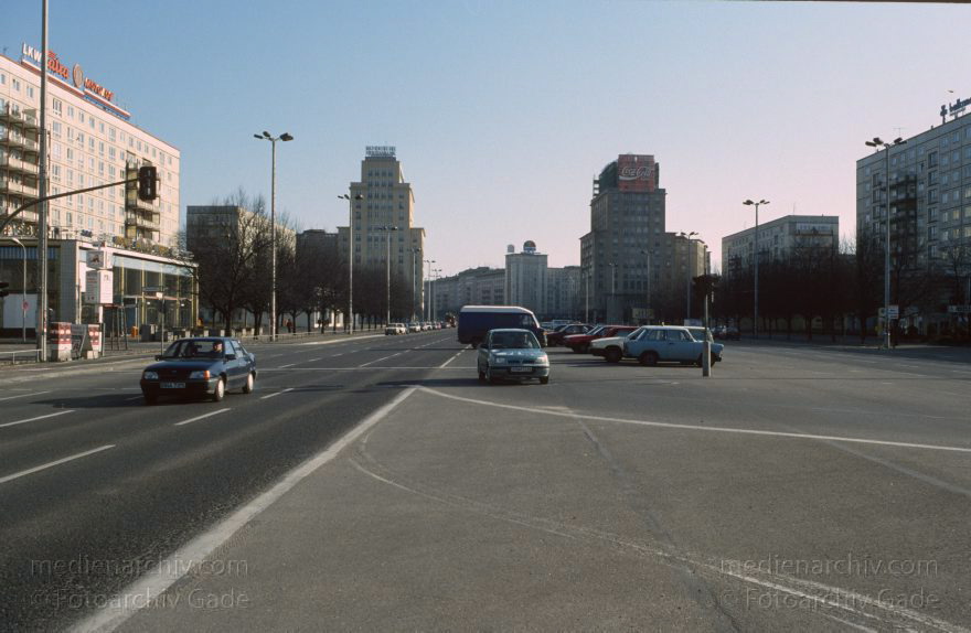 Berlin. Friedrichshain. Karl-Marx-Allee.
Februar 1994. Berlin. Friedrichshain. Karl-Marx-Allee.
Schlüsselwörter: Berlin;Deutschland;Friedrichshain;Germany;1994;Karl-Marx-Allee