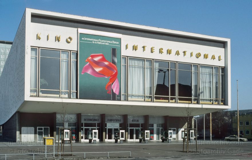 Berlin. Friedrichshain. Karl-Marx-Allee. Kino International.
Februar 1994. Berlin. Friedrichshain. Karl-Marx-Allee. Kino International.
Schlüsselwörter: Berlin;Deutschland;Friedrichshain;Germany;Karl-Marx-Allee;1994;Kino