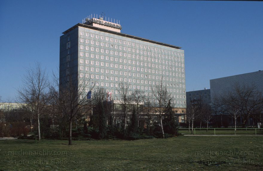 Berlin. Friedrichshain. Karl-Marx-Allee.
Februar 1994. Berlin. Friedrichshain. Karl-Marx-Allee.
Schlüsselwörter: Berlin;Deutschland;Friedrichshain;Germany;1994;Karl-Marx-Allee