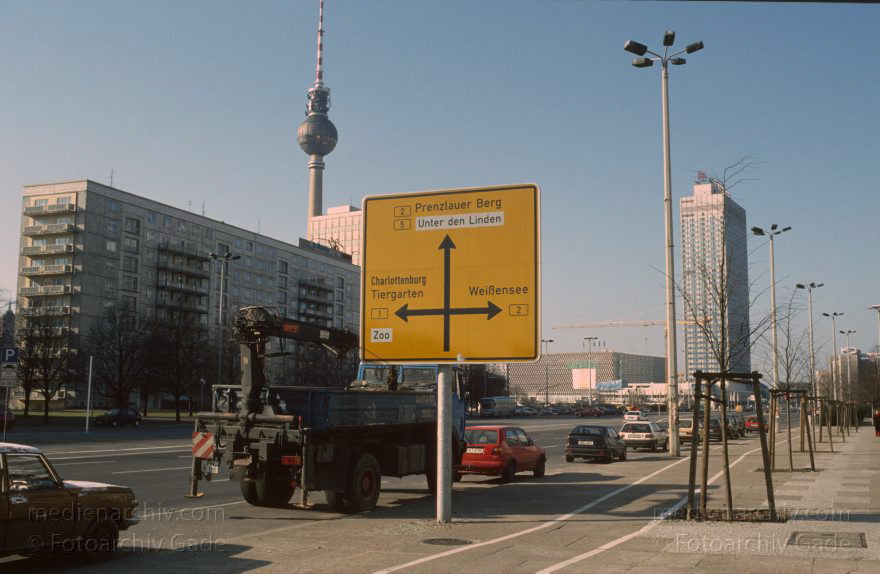 Berlin. Friedrichshain. Karl-Marx-Allee.
Februar 1994. Berlin. Friedrichshain. Karl-Marx-Allee.
Schlüsselwörter: Berlin;Deutschland;Friedrichshain;Germany;1994;Karl-Marx-Allee