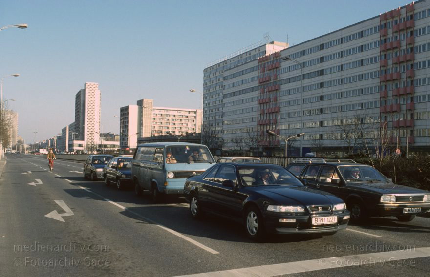 Berlin. Friedrichshain. Karl-Marx-Allee.
Februar 1994. Berlin. Friedrichshain. Karl-Marx-Allee.
Schlüsselwörter: Berlin;Deutschland;Friedrichshain;Germany;1994;Karl-Marx-Allee