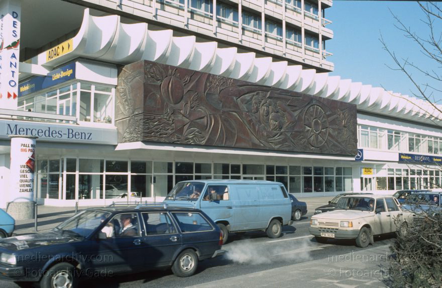 Berlin. Friedrichshain. Karl-Marx-Allee.
Februar 1994. Berlin. Friedrichshain. Karl-Marx-Allee.
Schlüsselwörter: Berlin;Deutschland;Friedrichshain;Germany;1994;Karl-Marx-Allee